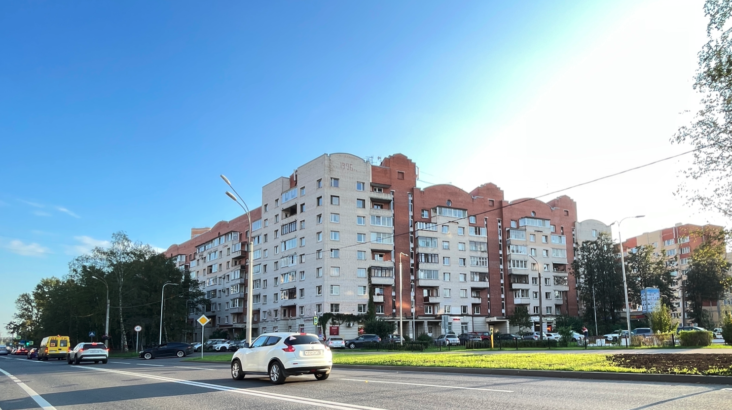 Вид на улицу и здание
