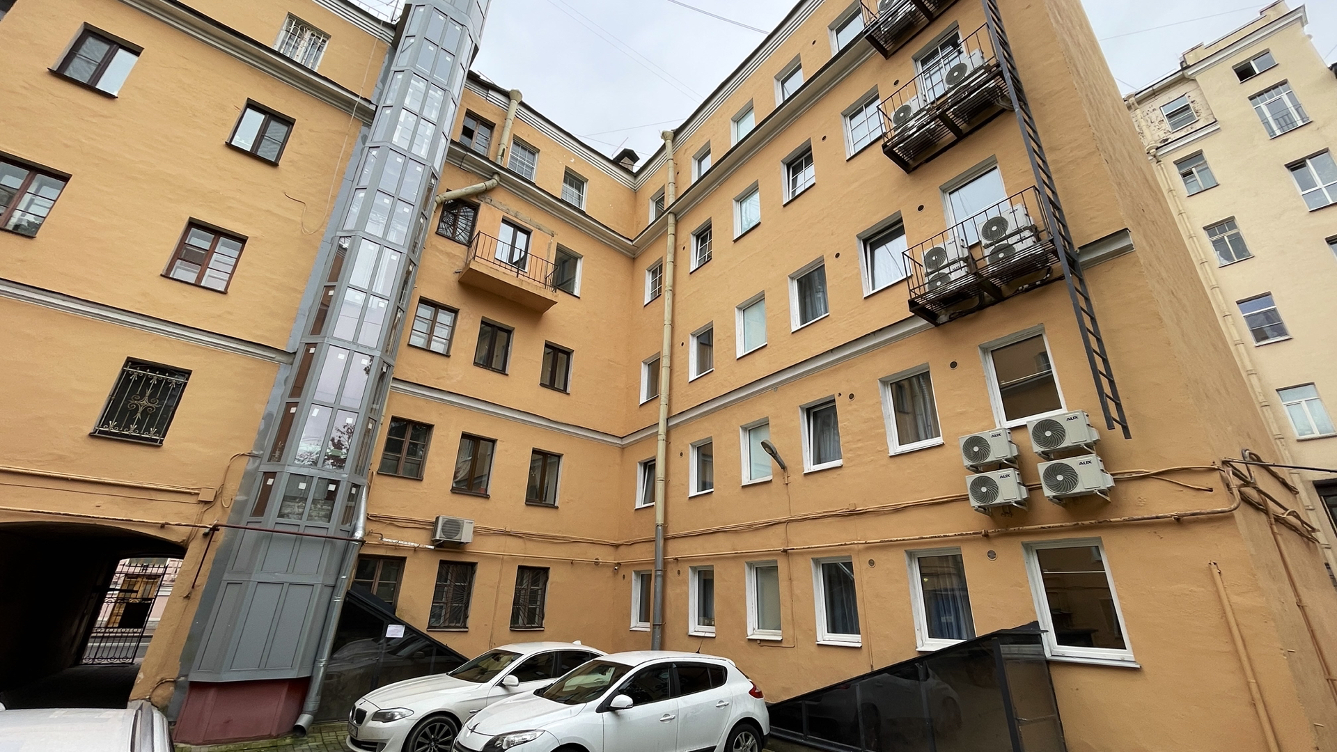 На фото окна помещения на пяти этажах на правой части здания.